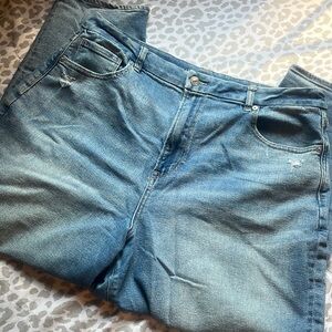 Women’s American Eagle Curvy Mom Jean — Size 18 Short